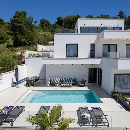 Βίλα Oasis Τρογκίρ