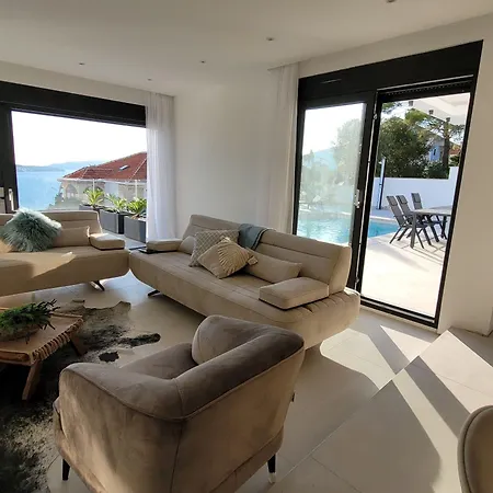 Βίλα Oasis Τρογκίρ